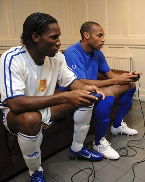 Didier Drogba and Thierry Henry playing PES 2005 on Playstation 2, a game in which both footballers were featured that year. Old Football Players, Didier Drogba, Soccer Photography, Thierry Henry, Football Players Images, Football Photography, Retro Football Shirts, Football Images, Football Icon