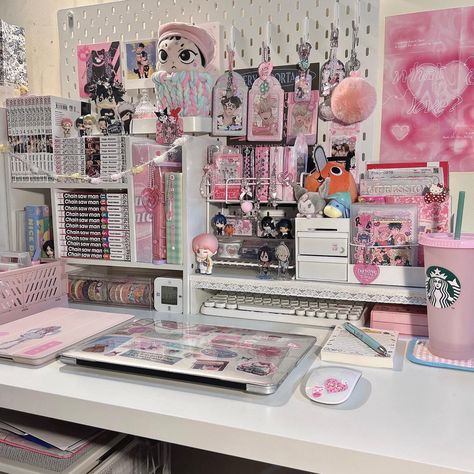 Kawaii Room Organization, Anime Desk Decor, Kpop Desk, Study Desk Decor, Pink Desk, Arte Do Kawaii, Aesthetic Room Ideas, Cute Diy Room Decor, Pinterest Room Decor