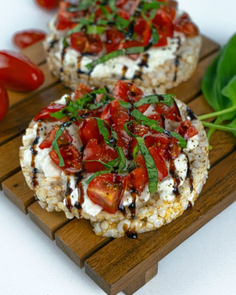 Tomato Basil Rice Cake Toppings, White Cheddar Rice Cake Toppings, Rice Cake Savory, Savory Rice Cake, Savory Rice Cakes Toppings, Breakfast Rice Cakes, Rice Cake Sandwich, Rice Cake Recipes Lunch, What To Put On Rice Cakes