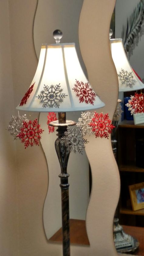 Snowflakes on a lamp shade Christmas Decir, Decorate Lampshade, Easy Christmas Decorations, Christmas 2023, Easy Christmas, How To Decorate, Christmas Centerpieces, Christmas Crafts Diy, Simple Christmas