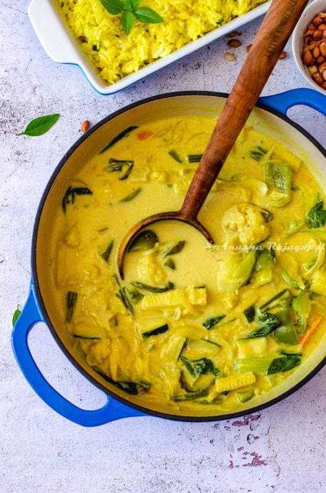 Yellow Curry Thai, Vegan Yellow Curry, Thai Vegetable Curry, Yellow Curry Recipe, Thai Yellow Curry, Easy Breakfast Smoothies, Cooking Jasmine Rice, Yellow Curry, Mango Avocado