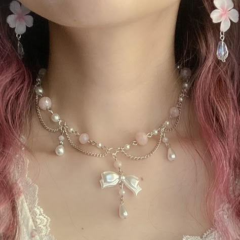 Beaded Jewelry Outfit, Coquette Handmade Jewelry, Bead Necklaces Ideas, Cute Necklace Ideas, Oc Accessories Ideas, Jwellary Ideas, Cute Jewelry Ideas, Cute Accessories Aesthetic, Bead Necklace Ideas