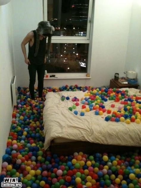 Great prank! Ball Pit Room, Practical Jokes Pranks, Fantasy Country, Pranks To Pull, April Fools Day Jokes, Great Pranks, Senior Pranks, Fool Me Once, April Fools Pranks