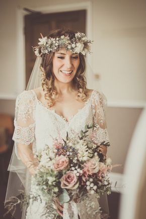 Winter Barn Weddings, Fall Barn Wedding, Wedding Gown Simple, Rustic Vintage Wedding, Vintage Wedding Hair, Wedding Hairstyles With Veil, Vintage Style Wedding, Wedding Crown, Boho Bride