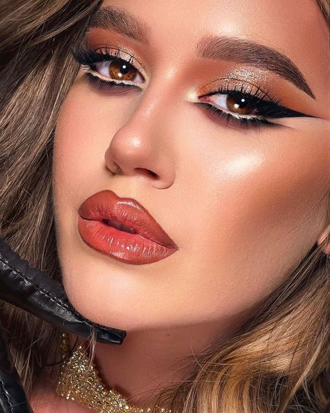 Just a 🗡️-like sharp eyeliner ✔️ and the most glamorous pigment ever on the lids -shade “ RADIENCE” @kaima_cosmetics *** 𝐜𝐨𝐝𝐞 𝐀𝐏𝐑𝐎𝐏𝐎𝐌𝐀𝐊𝐄𝐔𝐏… | Instagram Western Makeup, Western Makeup Looks, Bronze Eyeshadow, Western Glam, Gold Eyeshadow, Makeup On Fleek, Glam Makeup Look, Black Eyeliner, Glam Looks