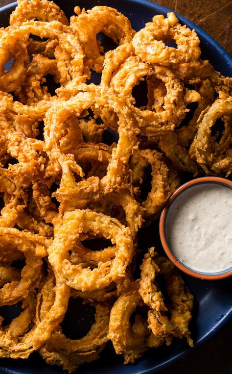 Ultimate Extra-Crunchy Onion Rings: For onion rings with the crunchiest, craggiest crust, we double-breaded in a mixture of buttermilk, seasoned flour, and cornstarch. Onion Rings Air Fryer, Air Fryer Onion Rings, Fried Onion Rings, Homemade Onion Rings, Onion Rings Recipe, Air Fryer Recipes Appetizers, Homemade French Fries, Air Fried Food, Air Fryer Oven Recipes