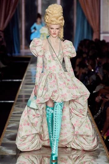 Moschino Fall 2020 Ready-to-Wear collection, runway looks, beauty, models, and reviews. Moschino 2020, Rococo Fashion, Evolution Of Fashion, Milano Fashion Week, Denim Mini Dress, Fashion Show Collection, Marie Antoinette, Milan Fashion Week, Couture Fashion