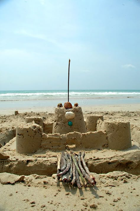 Sand Castle Ideas Easy, Castle On The Beach, Beach Castle, Beach Sand Castles, Beach Sand Art, Sand House, Castle Plans, Castle Beach, Childhood Aesthetic