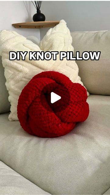 Sicre’Art on Instagram: "Turn your old blanket into cute knot pillow❤️ Comment « tuto » if you would like a tutorial 😍  Save it for later and don’t forget to share it to someone who need to see.  I couldn’t not try this hack from @peri_azizov  . . . . . . #blanket #blankets #winter #handmade #cozy #diy #howto  #tutorial #homedecor" Not Pillow, How To Roll A Blanket Into A Pillow, How To Make A Blanket Into A Pillow, How To Make A Knot Pillow, Knot Blanket Diy, Knot Pillow Diy Tutorials, Diy Knot Pillow, Knot Pillow Diy, Christmas Pillows Diy