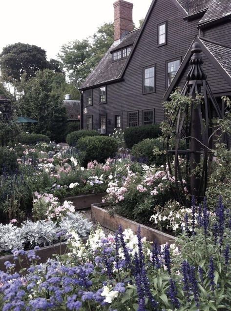 Cottage Goth, House Of Seven Gables, Gothic Cottage, Goth Houses, Witchy House, Goth Garden, Witch Garden, Gothic Garden, Goth Home