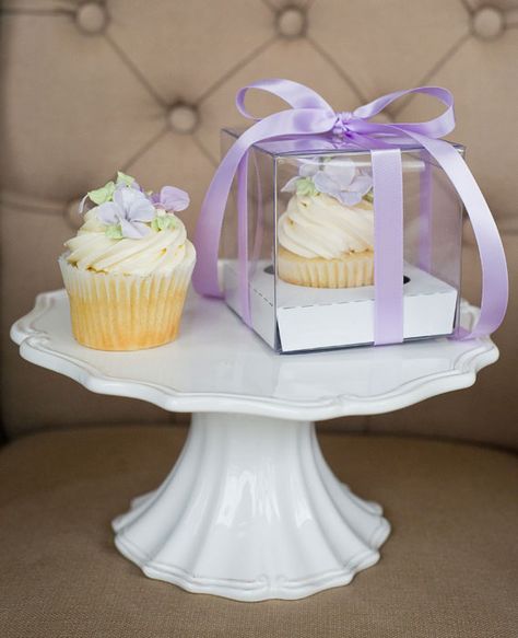 Cupcake Favour | onefabday.com Top 10 Wedding Favours Cupcake Wedding Favors, Wedding Favour Ideas, Cupcake Favors, Wedding Favours Luxury, Favour Ideas, Favor Cups, Luxury Wedding Cake, Stamped Spoons, Wedding Favors Cheap