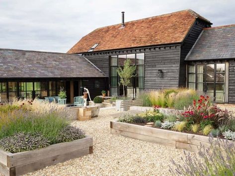 An old barn gets a stunning conversion into cozy living in Buckinghamshire Barn Living, Unique Gallery Wall, Barn Renovation, Modern Barn House, Weekend House, Barn Conversion, Modern Barn, Courtyard Garden, Old Barn