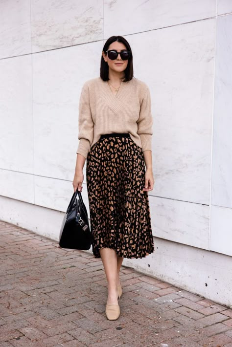 Stylish Spring Outfits For Women, Sweater Skirt Combo, Midi Rock Outfit, Leopard Skirt Outfit, Skirt Outfit Fall, Stylish Spring Outfit, Midi Skirt Outfit, Casual Skirt Outfits, Rock Outfit