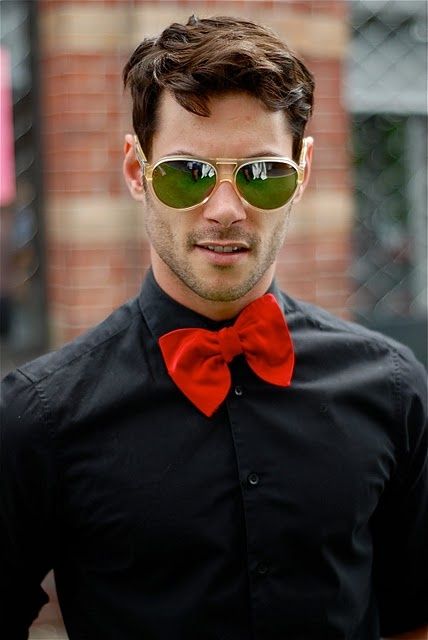 Red bow tie over black shirt Red Bow Tie Outfit, Bow Tie Outfits Men, Bowtie Outfit, Suits For Guys, Homecoming Court, Suits Style, Prom Suits For Men, Christmas Bow Tie, Blouse Man