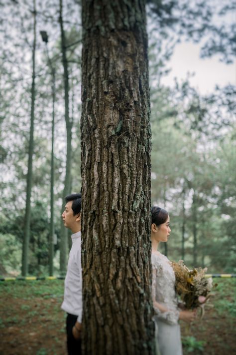 Nature Prewedding Photoshoot, Outdoor Casual Photoshoot Ideas, Priweding Photos Outdoor, Photoshoot Prewedding Ideas, Ide Prewedding Outdoor, Pre Wedding Photoshoot Outdoor Different Styles, Inspirasi Prewedding Outdoor, Korean Prewedding Photography Outdoor, Prewedding Ideas Outdoor Casual