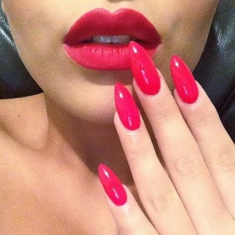 Red Stiletto Nails, Pink Nail Colors, Nails 2018, Hot Pink Lips, Pointy Nails, Almond Nails Designs, Makijaż Smokey Eye, Super Nails, Nail Shapes