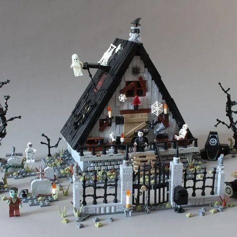 Halloween Lego Sets, Lego Haunted House, Lego House Ideas, Lego Halloween, Casa Halloween, Lego Diy, Frame Cabin, Lego Craft, Lego Creative