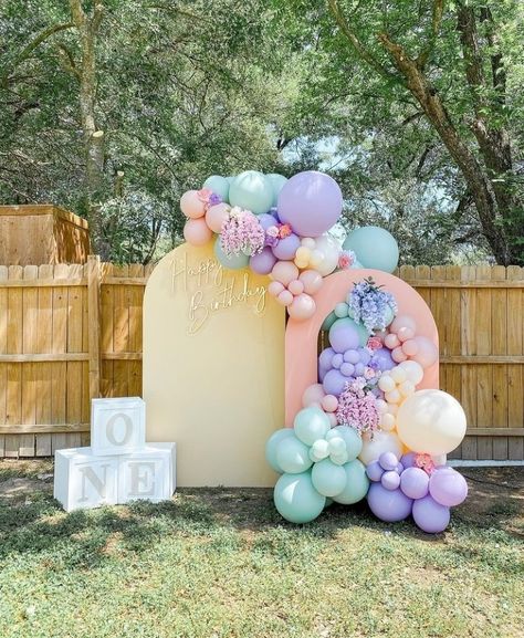 Pastel Balloons Garland, Pastel Birthday Backdrop, One Balloon 1st Birthdays, Pastel Backdrop, Butterfly Birthday Party Decorations, Unicorn Party Food, Fruit Birthday Party, 1st Birthday Girl Decorations, Pastel Baby Shower