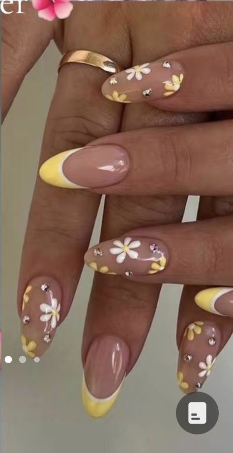 Honey Nails Design, Flower Nail Designs Yellow, Yellow Flowers On Nails, Yellow Nail With Flower, Bee Nails Design, Bee Almond Nails, Yellow Flowers Nail Art, Bumblebee Nails, Yellow Flower Nails