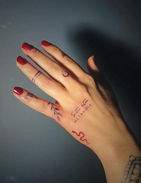 Finger Finesse: 30 Catchy Finger Tattoo Ideas for Women! - WomenSew Finger Tattoo Ideas For Women, Pinky Tattoo, Wrist Hand Tattoo, Minimalist Symbols, Girl Finger Tattoos, Finger Tattoo Ideas, Meaningful Tattoo Ideas, Name Tattoos On Wrist, Cute Finger Tattoos