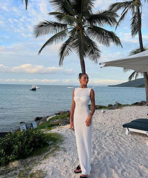 team white or pink?🤍🩷 Dress On Beach, Cocktail Rose, Loungewear Outfit, Island Outfit, Crop Dress, Green Leggings, Casual Evening, Beach Maxi Dress, On Beach