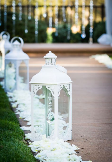 White Lantern Aisle Decorations Lantern Wedding Theme, White Lantern Wedding, Lantern Wedding Ceremony, Lantern Aisle, Lantern Wedding Decor, Wedding Isle Runner, Pew Decor, Wedding Aisle Outdoor, Outdoor Country Wedding