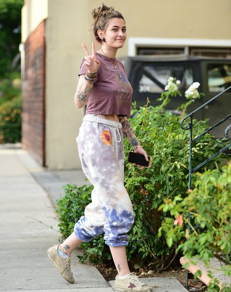 Joey King Goes Glam to Celebrate The Kissing Booth 2 in L.A., Plus DJ Khaled, Liam Payne and More Hippie Outfits Winter, Reggae Concert Outfit, Mundo Hippie, Reggae Festival, Michael Jackson Bad Era, Pink Floyd T Shirt, Estilo Hippy, Paris Jackson, Hippie Girl