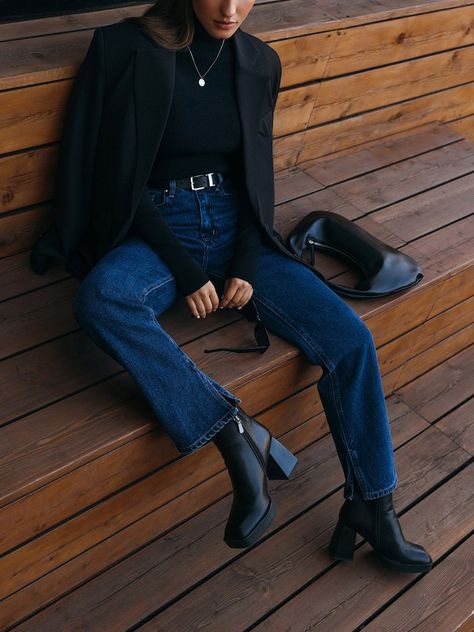 Loose Jeans Outfit Fall, Jeans For Fall 2024, Dark Jeans Outfit Aesthetic, Dark Blue Denim Jeans Outfit, Denim Jeans Outfit Casual, Dark Denim Outfit, Dark Denim Jeans Outfit, Dark Blue Jeans Outfit, Dark Jeans Outfit