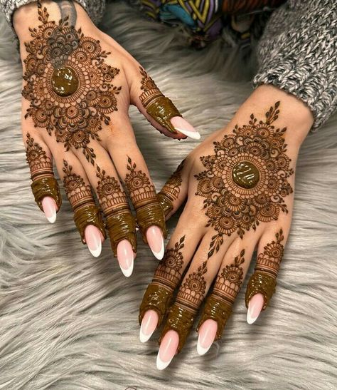 Bridal Mehandi designs fingers mehandi designs back hands mehandi stylish mehandi designs front hand mehandi stylish mehandi designs classic mehandi designs Indian bridal mehandi designs Indian tattoo pakistani mehandi designs pakistani bridals mehandi designs kashees mehandi designs Brides Mehndi, Henna Motive, Finger Designs, Henna Flowers, Mehendi Bridal, Design Mehendi, Mehndi Bridal, Back Hand Mehndi Design, Henna Flower Designs