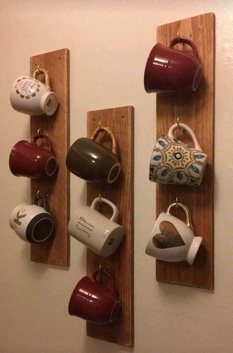 Cup Holder Ideas, Diy Cup Holder, Kaffe Station, Coffee Mug Storage, Takken Decor, Coffee Cups Diy, Mug Storage, Coffee Mug Holder, Mug Display