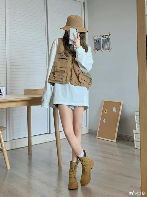 Korean Camping Outfit, Ootd Camping, Camping Ootd, Explorer Outfit, Outfits Con Vestido, Japan Travel Outfit, Camp Fits, Outfit Camping, Douyin Style