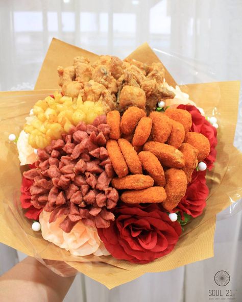 Triang, Pahang area Homemade Style of Fried Chicken Bouquet 😘🍗💐 Only available for Triang area.   #soul21stdesign #homemadestyle #firstexclusive #makingof #friedchickenbouquet #triang Food Bouquet For Him, Chicken Bouquet, Food Bouquet, Food Planner, Foodie Photography, Edible Bouquets, Couples Ideas, Deep Fried Food, Florist Logo