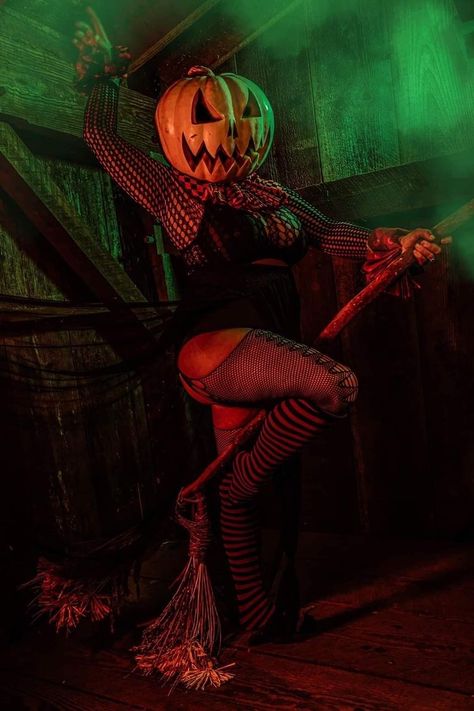 Spooky Photography Ideas, Halloween Pinups, Female Horror Characters, Cowboy Stew, Head Photoshoot, Halloween Shoot, Halloween Pin Up, Pinup Photoshoot, Horror Photography