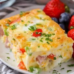 Denver Egg Casserole - Spend With Pennies Vegetarian Egg Casserole, Egg Casserole Recipes Easy, Denver Omelet, Easy Egg Casserole, Slow Cooker Breakfast Casserole, Egg Omelet, Omelets Recipe, Overnight Breakfast Casserole, Slow Cooker Breakfast