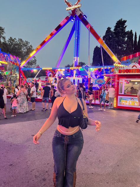 Things To Wear To An Amusement Park, Night Fair Outfit, State Fair Aesthetic Outfits, Fair Outfits Carnival Aesthetic, Carnival Outfit Aesthetic, What To Wear To A Carnival Fair Outfit, Carnival Outfits Ideas, La Fair Outfit, Fair Outfits Ideas