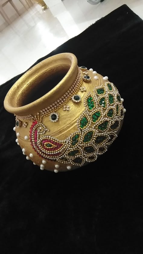 Diwali Pot Decoration, Pot Decoration For Janmashtami, Matli Decoration For Navratri, Handi Decoration Ideas, Krishna Matki Decoration, Matki Decoration Ideas For Wedding, Kalash Decoration Handmade, Decorative Kalash, Matki Decoration Ideas For Janmashtami