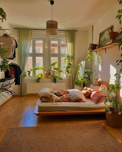 Urban Jungle Bedroom, Cozy Small Bedroom, Cozy Small Bedrooms, Jungle Bedroom, Dream Apartment Decor, Small Bedroom Designs, Cozy Room Decor, Clever Storage Solutions, Room Makeover Bedroom