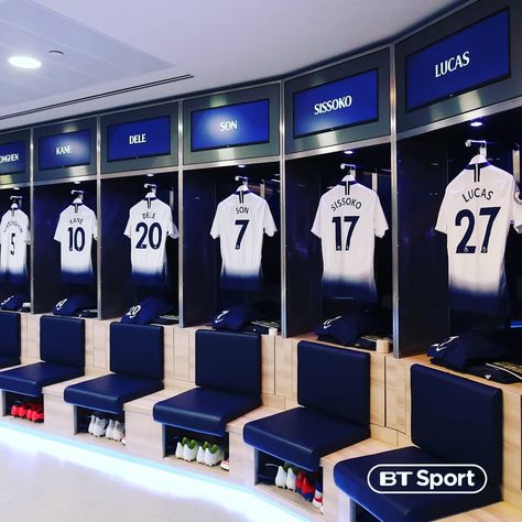 Sport Locker Room, Football Changing Room, Soccer Locker Room, Locker Room Design, Football Locker Room, American Sports Bar, Soccer Locker, Spurs Tottenham, Football Room