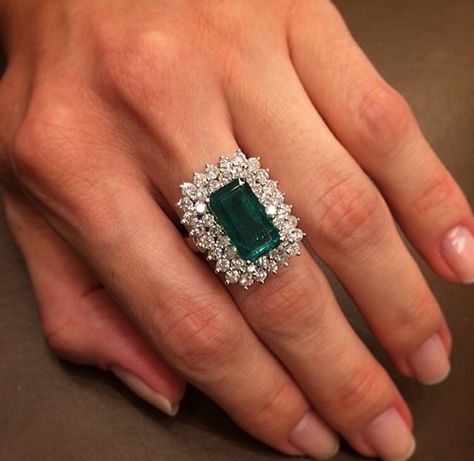 Emerald Rings, Wedding Jewellery Collection, Gold Rings Fashion, Gold Ring Designs, Diamond Jewelry Designs, Emerald Jewelry, Girly Jewelry, Fine Rings, Stunning Jewellery