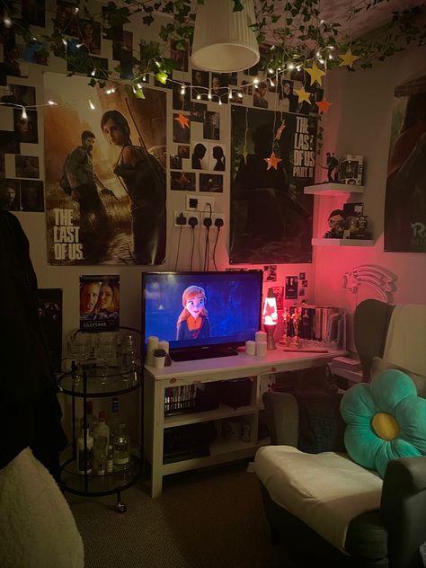 Maximalist Bedroom Alt, Last Of Us Room Decor, Room With A Lot Of Posters, Tlou Room Decor, The Last Of Us Room Ideas, The Last Of Us Bedroom, Room Ideas With Posters, The Last Of Us Room Decor, Room Full Of Posters