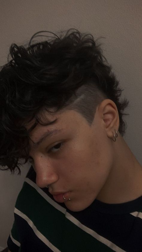 Transmasc Undercut, Short Mullet Curly Hair, Mullet Curly Hair Men, Short Curly Hair Mullet, Mullet Curly Hair, Curly Hair Undercut, Curlers For Short Hair, Lesbian Hair, Undercut Curly Hair