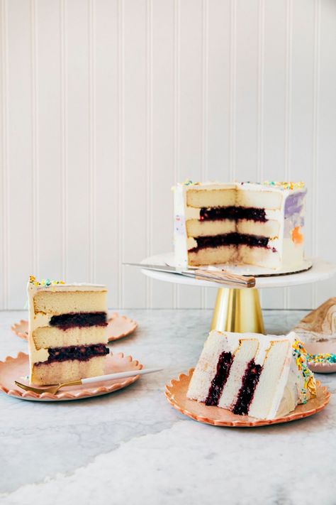 blackberry almond layer cake Almond Layer Cake, Blackberry Filling, White Almond Cakes, Birthday Pies, Almond Cake Recipe, Zucchini Cake, Savory Cakes, Salty Cake, Best Cake Recipes