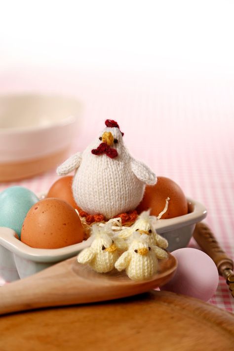 Happy knitting! Kate x Knitted Easter Crafts, Knitted Dolls Free, Knitted Stuffed Animals, Mother Hen, Knitted Toys Free Patterns, Chicken Pattern, Animal Knitting Patterns, Chunky Knitting Patterns, Free Toys