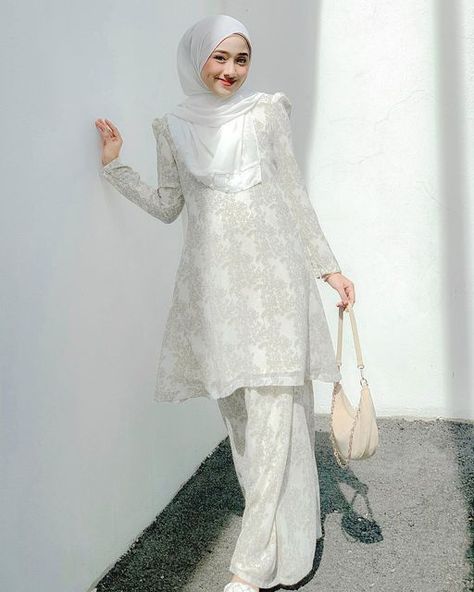 Bisakah Mengenakan OOTD Lebaran yang Sama Setiap Tahun? Baju Kurung Moden Style, Raya Outfit, Ootd Lebaran, Simple Bridesmaid Dresses, Hijab Style Casual, Batik Fashion, Korean Casual Outfits, Elegant Dresses Classy, Fashion Muslim