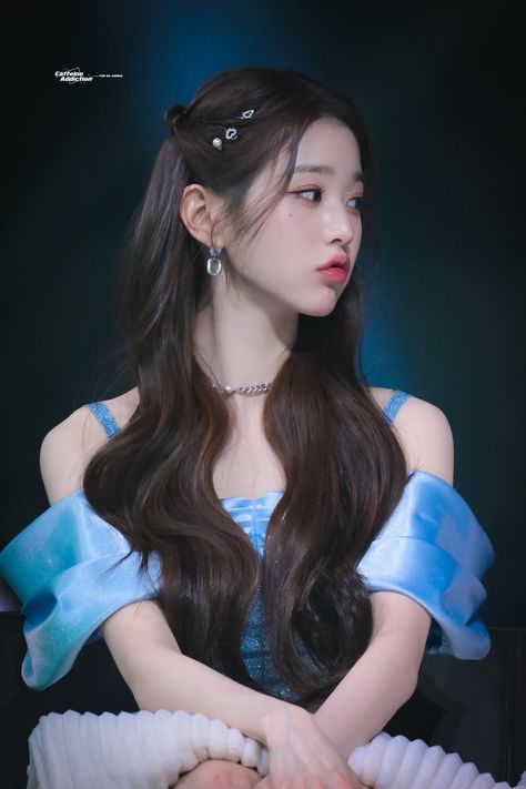 Iz One Wonyoung, Kpop Hair, Natural Wavy Hair, Movie Premiere, Korean Hairstyle, Korean Makeup, Hair Designs, Aesthetic Girl, Wavy Hair