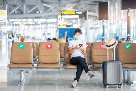 Airlines Are Luring Travelers Back With Cheap Fares and Empty Seats — but Is It Worth It? Vintage Aesthetic Room, Cheap Airline Tickets, Cheap Airfare, Mobile Smartphone, Domestic Flights, Traveling Tips, Travel Channel, Best View, Airline Tickets