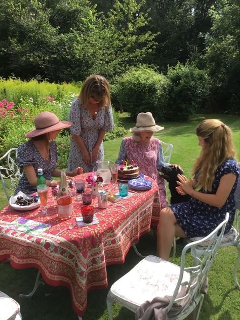 Family Lunch Aesthetic, Lunch Aesthetic, Southern Romance, Lunch Meeting, Ladies Lunch, Family Lunch, Family Summer, Summer Lunch, Spring Holidays