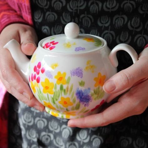 Ceramic Teapot Painting Ideas, Hand Painted Teapot, Teapot Painting Ideas, Teapot Painting, Painted Tea Pot, Flower Teapot, Teapot Collection, Clay Vases, Bone China Teapots