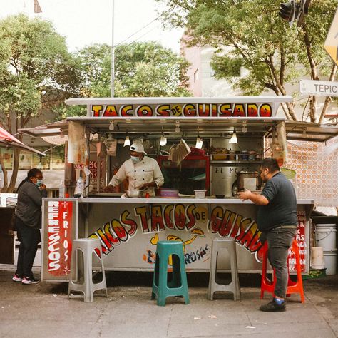 The Ephemeral Art of Mexico City’s Food Stalls - The New York Times Taco Stand Aesthetic, Mexican Food Truck Aesthetic, Taco Truck Aesthetic, Mexican Food Truck Design, Taco Stand Ideas, Mexican Street Food Vendor, Mexico Street Food, Food Truck Tacos, Mexican Food Truck