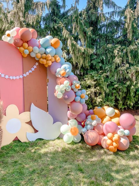 Balloon arch - wooden backdrop first birthday Wood Arch With Balloons, Wooden Arch Backdrop With Balloons, Wood Arch Backdrop With Balloons, Onestock Birthday, Wooden Arch Backdrop Birthday, Flower Power Balloon Arch, Woodstock Theme, Backdrop First Birthday, First Birthday Diy